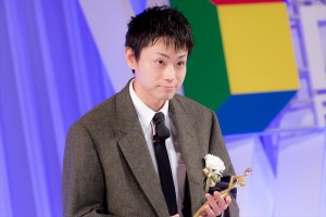 「東京ドラマアウォード 2019」授賞式、主演男優賞を受賞した菅田将暉
