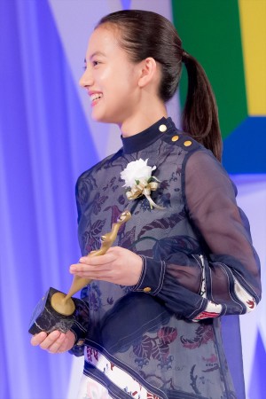 「東京ドラマアウォード 2019」授賞式、主演女優賞を受賞した清原果耶