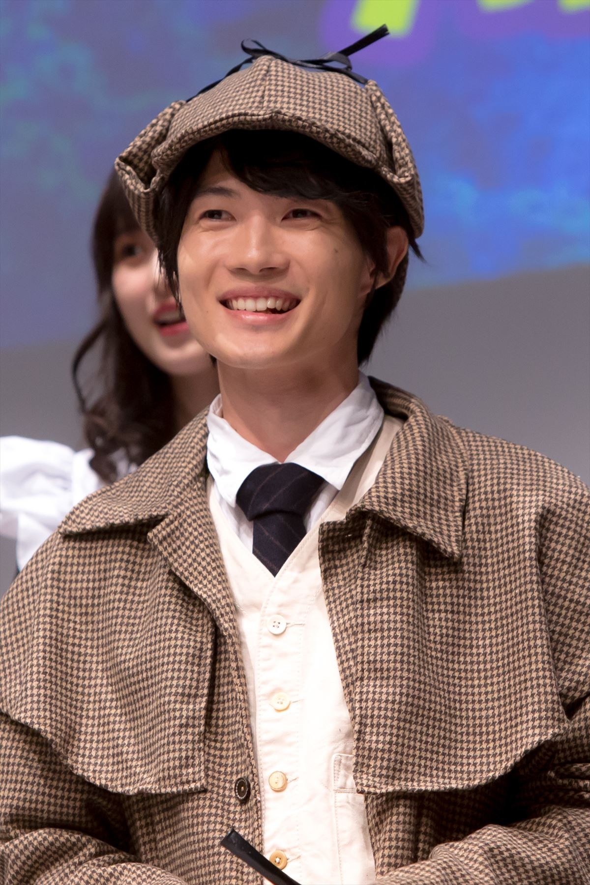 浜辺美波、キュートな魔女姿で「TRICK or TREAT」 1日早いハロウィン楽しむ