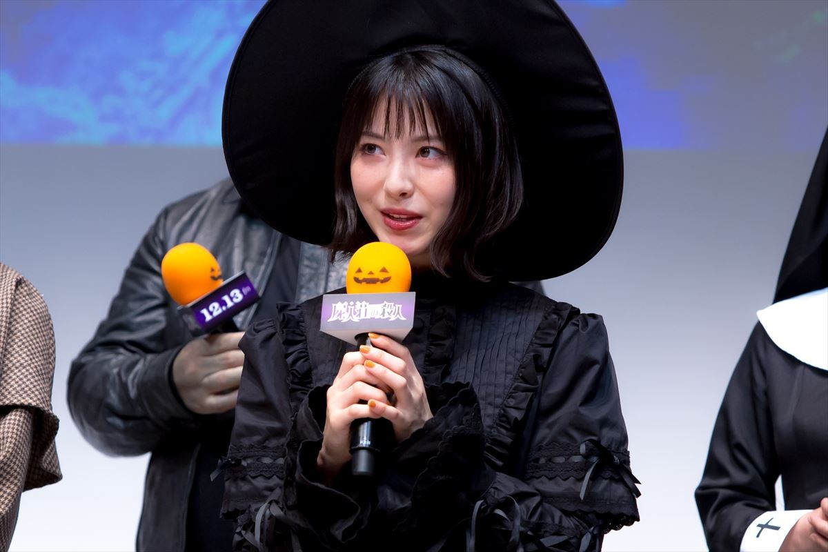 浜辺美波、キュートな魔女姿で「TRICK or TREAT」 1日早いハロウィン楽しむ