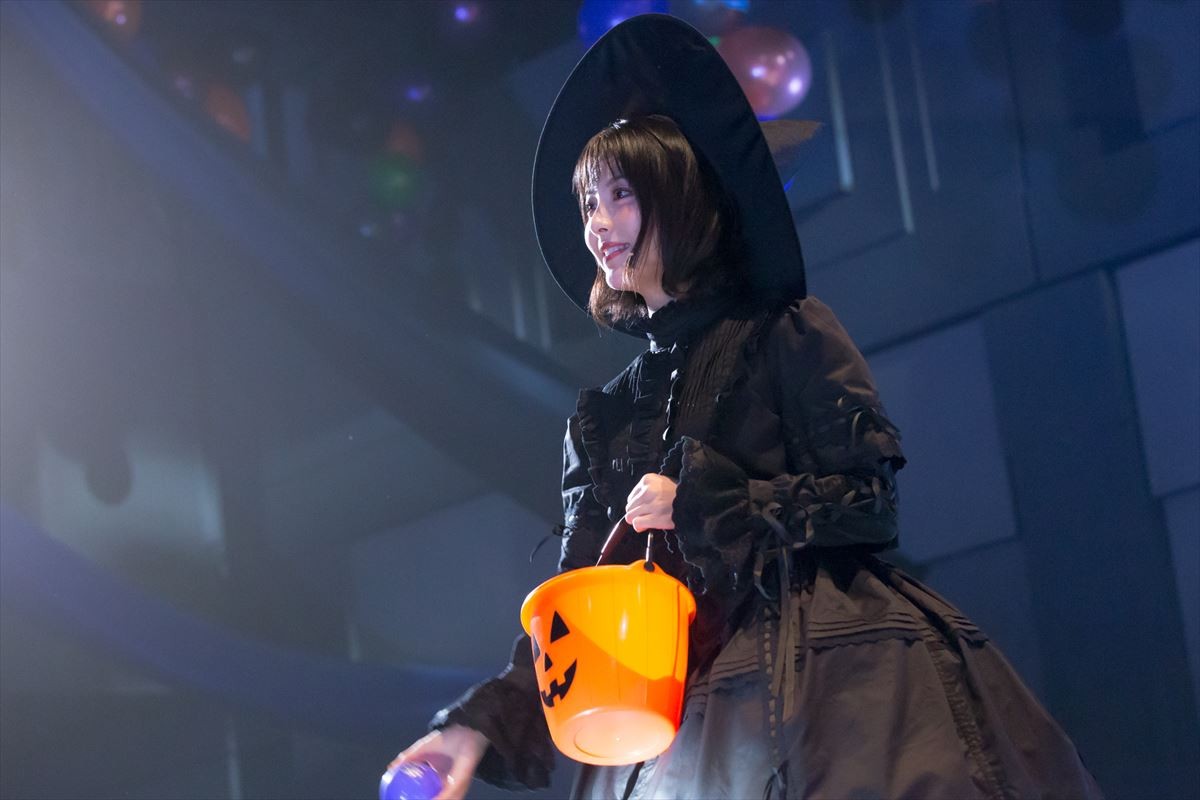 浜辺美波、キュートな魔女姿で「TRICK or TREAT」 1日早いハロウィン楽しむ