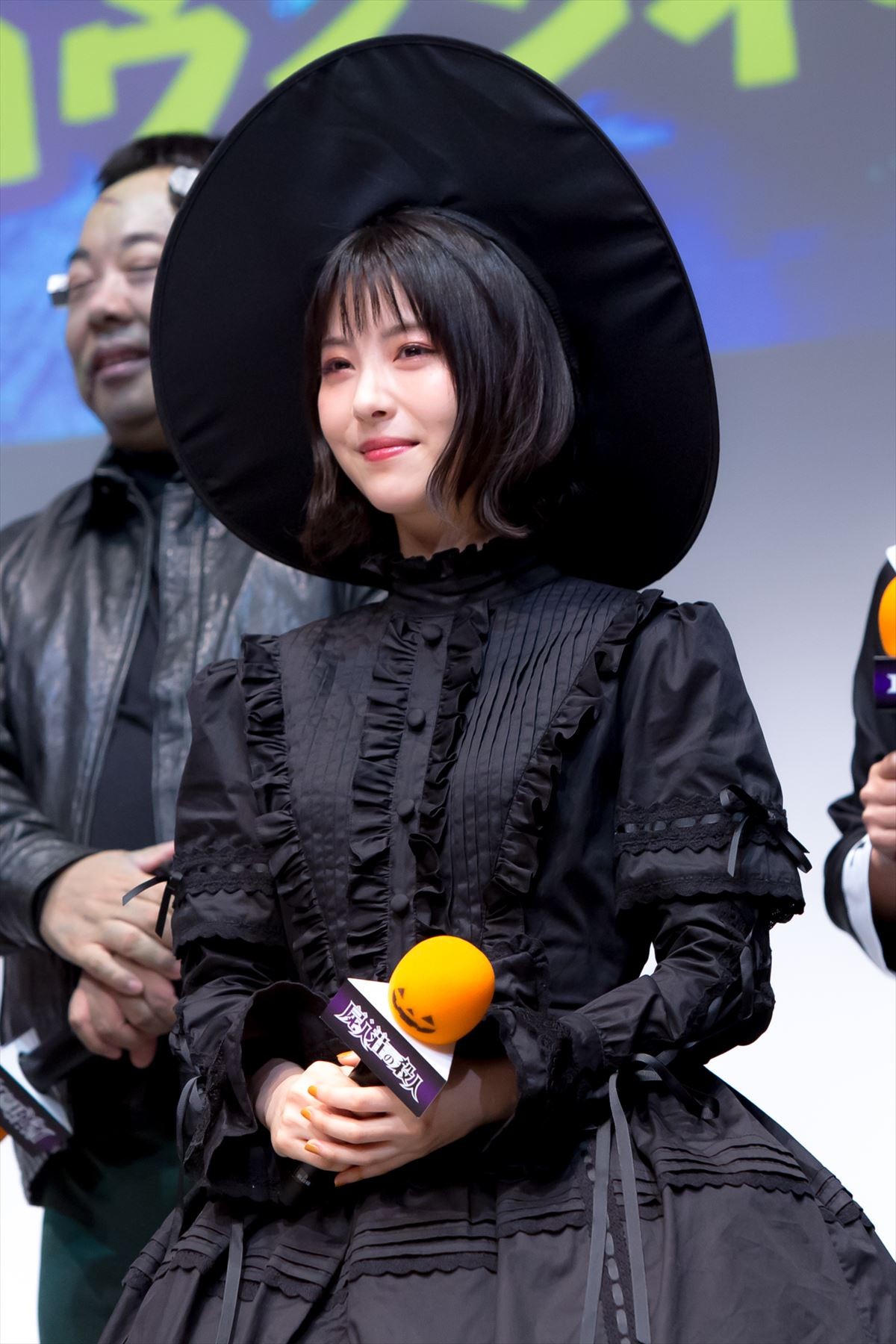 浜辺美波、キュートな魔女姿で「TRICK or TREAT」 1日早いハロウィン楽しむ