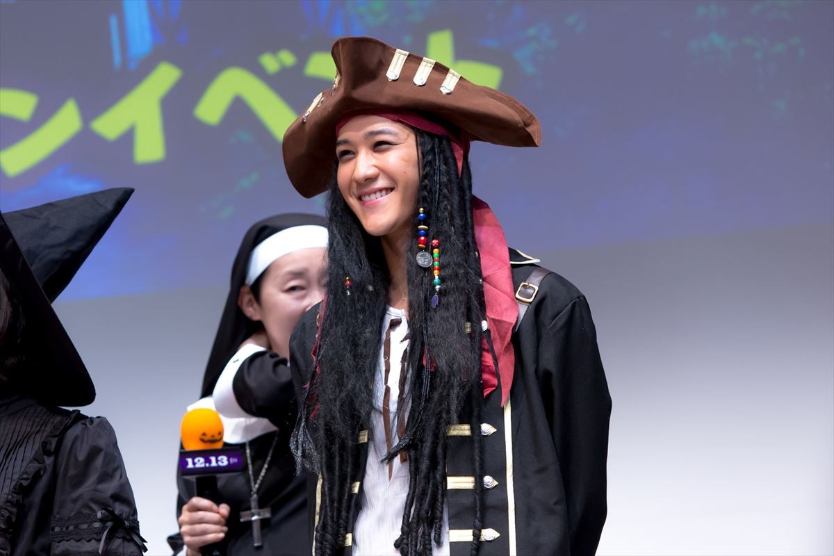浜辺美波、キュートな魔女姿で「TRICK or TREAT」 1日早いハロウィン楽しむ