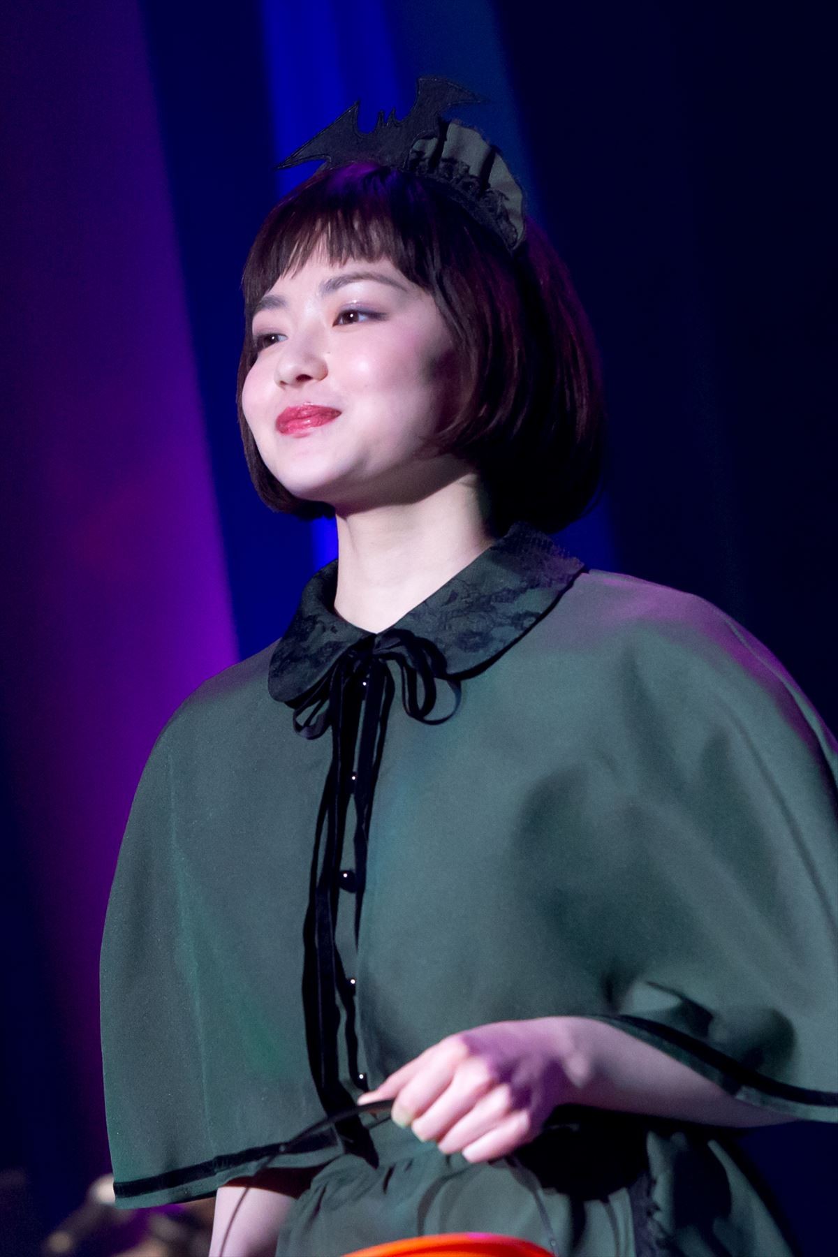 浜辺美波、キュートな魔女姿で「TRICK or TREAT」 1日早いハロウィン楽しむ