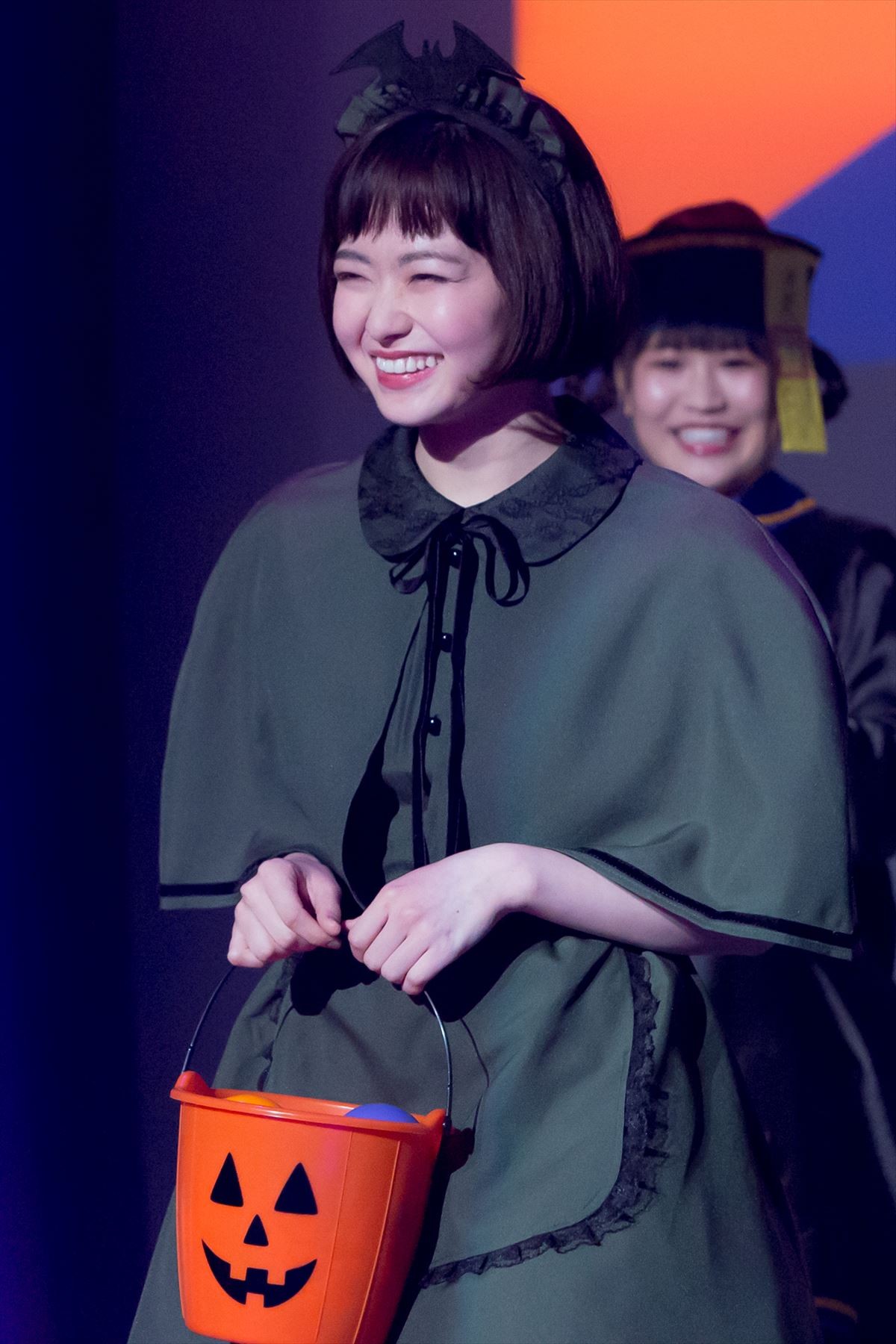 浜辺美波、キュートな魔女姿で「TRICK or TREAT」 1日早いハロウィン楽しむ