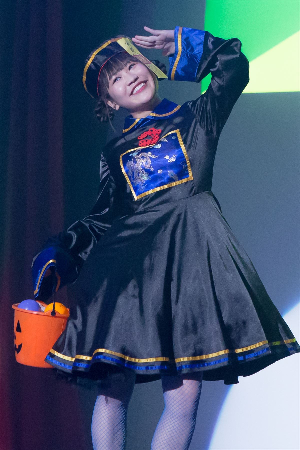 浜辺美波、キュートな魔女姿で「TRICK or TREAT」 1日早いハロウィン楽しむ
