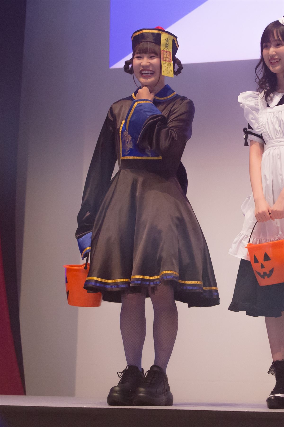 浜辺美波、キュートな魔女姿で「TRICK or TREAT」 1日早いハロウィン楽しむ