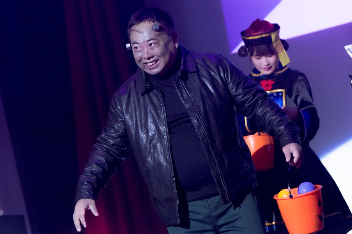 浜辺美波、キュートな魔女姿で「TRICK or TREAT」 1日早いハロウィン楽しむ