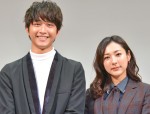 （左から）映画『いのちスケッチ』完成披露試写会に登場した佐藤寛太、藤本泉