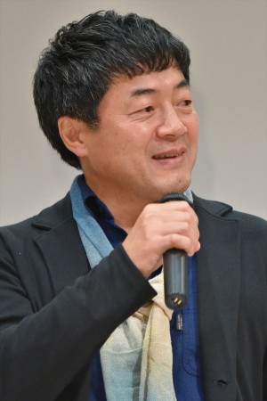 映画『いのちスケッチ』完成披露試写会に登場した瀬木直貴監督
