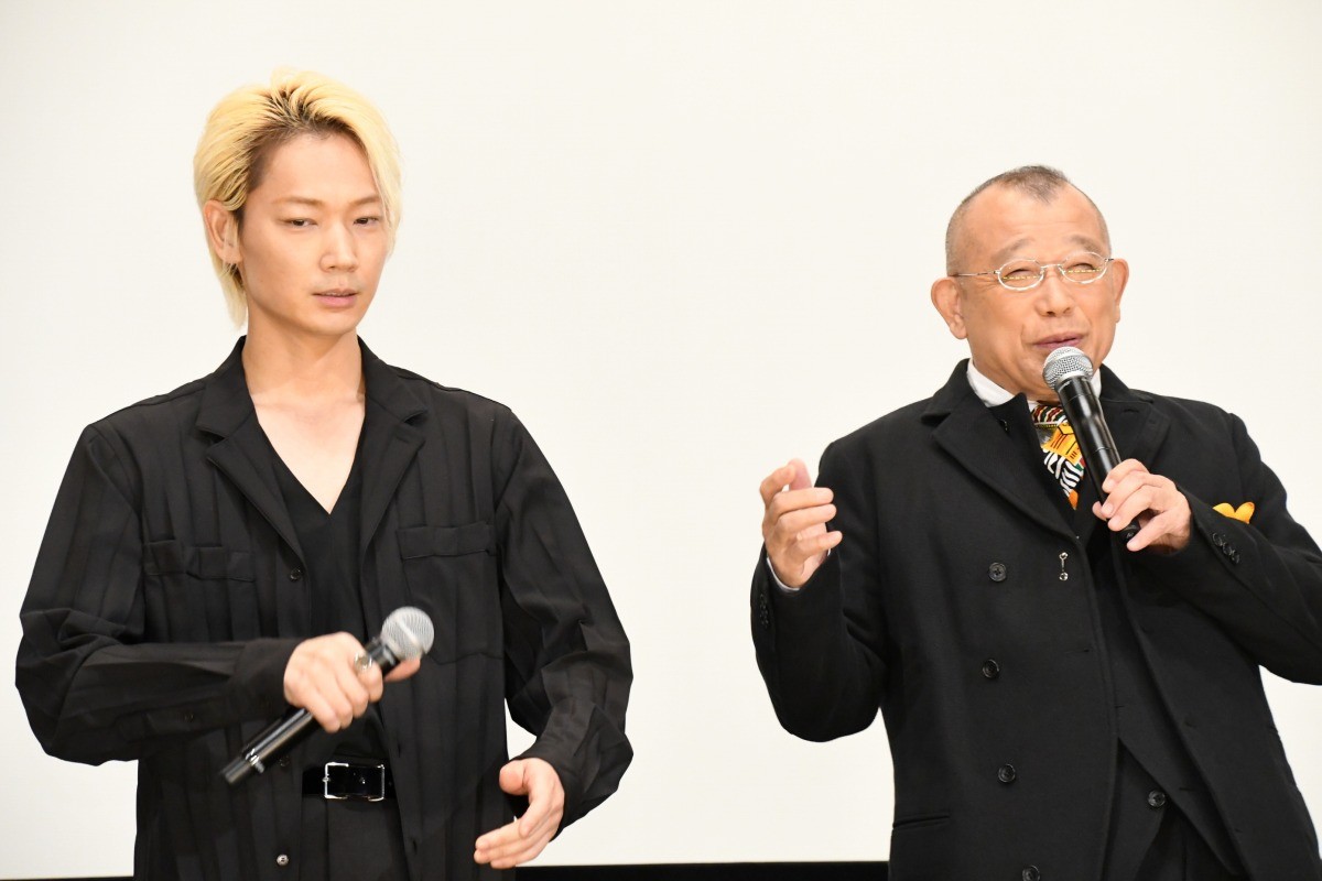 映画『閉鎖病棟‐それぞれの朝‐』初日舞台挨拶に登場した(左から)綾野剛、笑福亭鶴瓶