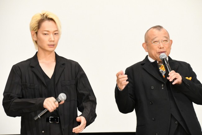 映画『閉鎖病棟‐それぞれの朝‐』初日舞台挨拶に登場した(左から)綾野剛、笑福亭鶴瓶