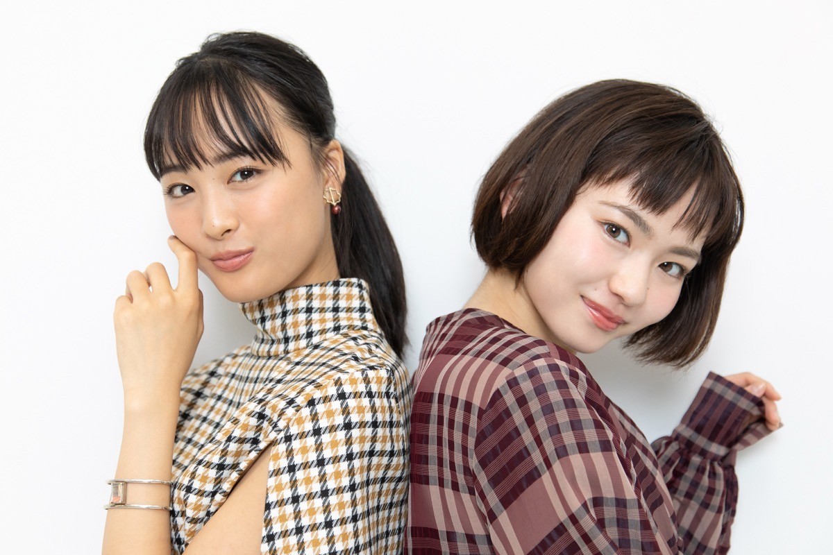 山田杏奈＆大友花恋、役とは“逆”の2人の素顔 　かわいい密着ショットもたっぷり