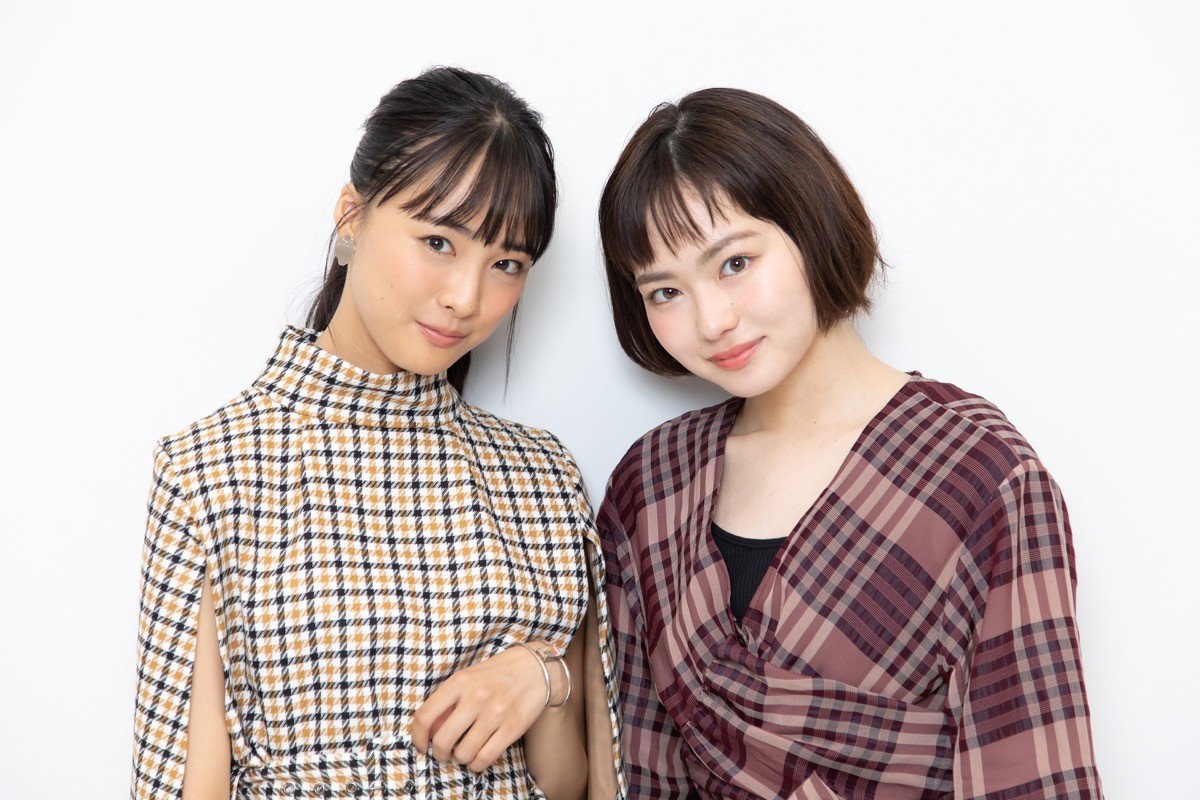 山田杏奈＆大友花恋、役とは“逆”の2人の素顔 　かわいい密着ショットもたっぷり