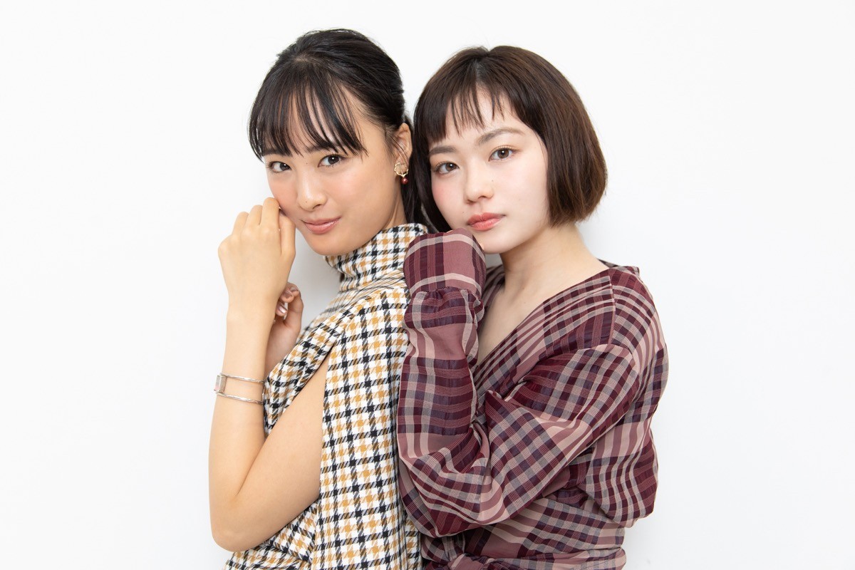 山田杏奈＆大友花恋、役とは“逆”の2人の素顔 　かわいい密着ショットもたっぷり