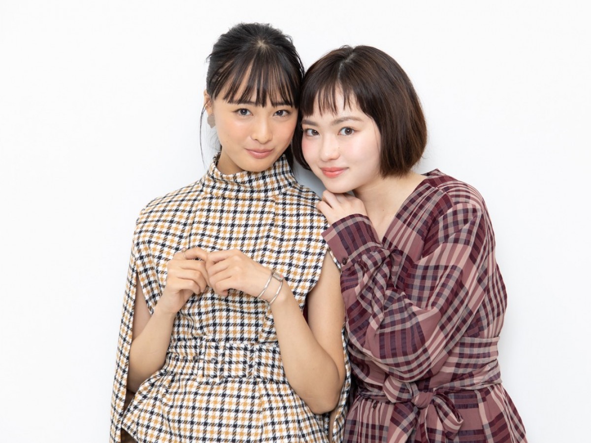 山田杏奈＆大友花恋、役とは“逆”の2人の素顔 　かわいい密着ショットもたっぷり