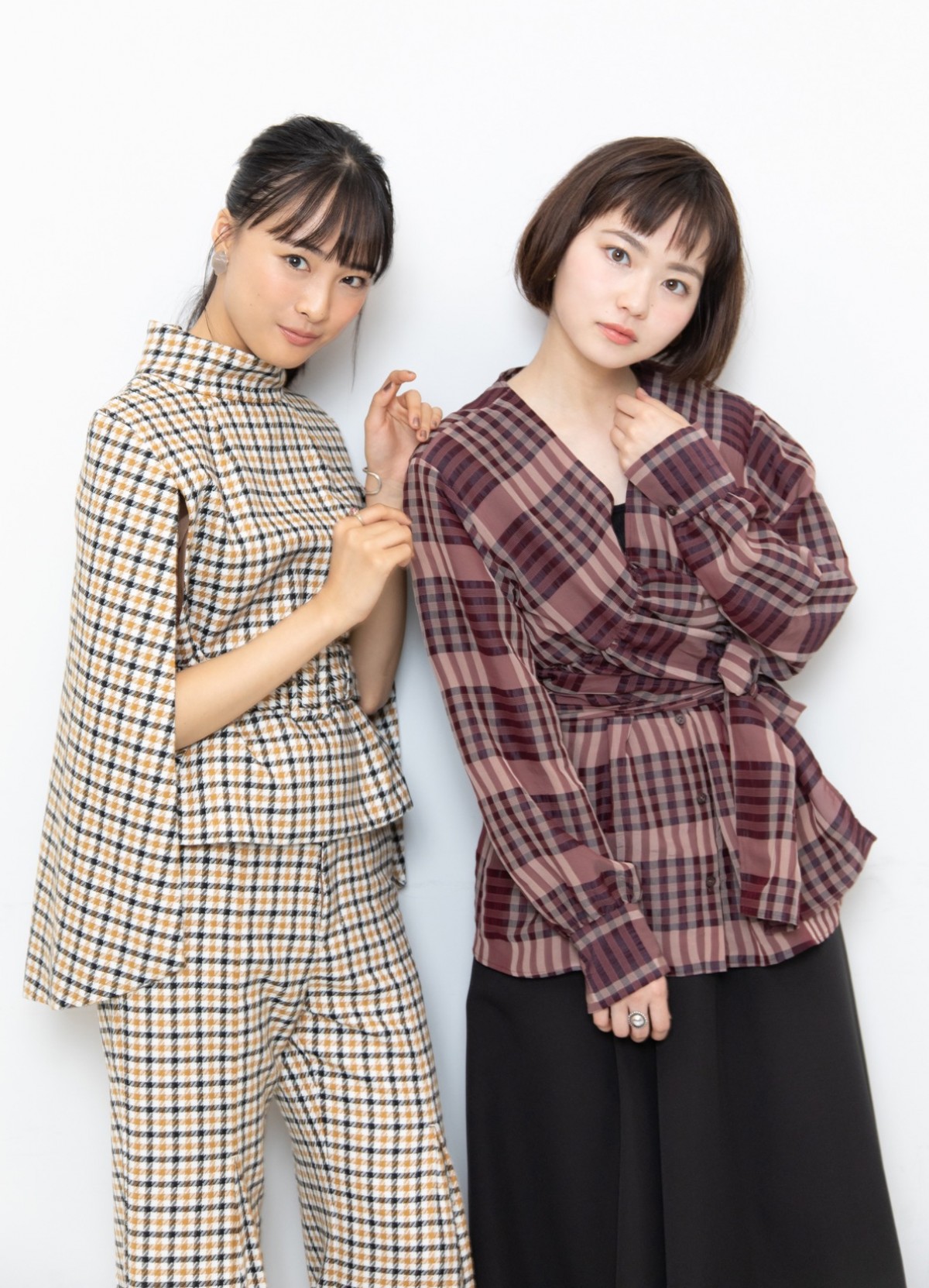 山田杏奈＆大友花恋、役とは“逆”の2人の素顔 　かわいい密着ショットもたっぷり