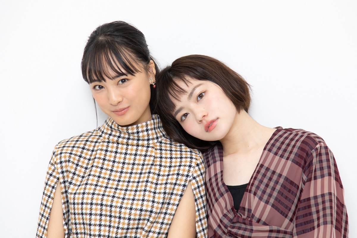 山田杏奈＆大友花恋、役とは“逆”の2人の素顔 　かわいい密着ショットもたっぷり