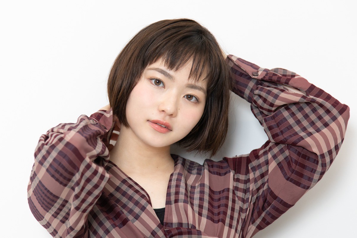山田杏奈＆大友花恋、役とは“逆”の2人の素顔 　かわいい密着ショットもたっぷり
