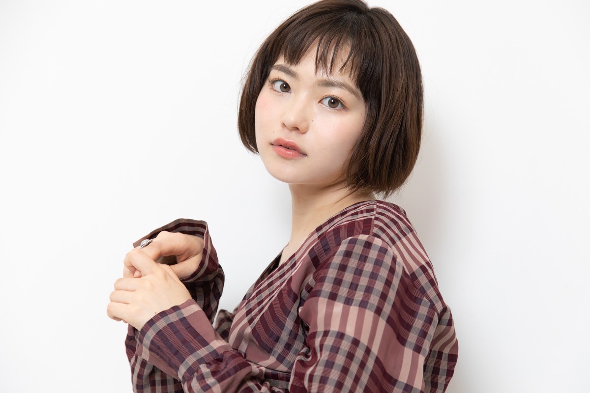 山田杏奈＆大友花恋、役とは“逆”の2人の素顔 　かわいい密着ショットもたっぷり
