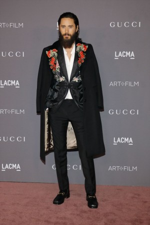 グッチの刺繍デザインをオシャレに着こなすジャレッド・レト。