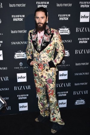 グッチの刺繍デザインをオシャレに着こなすジャレッド・レト。