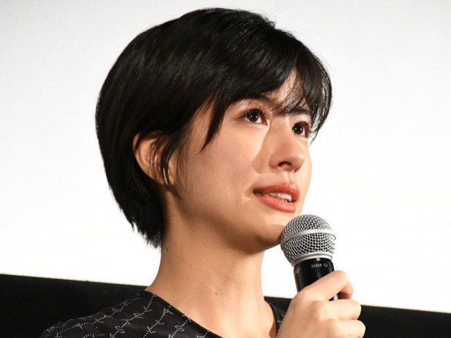 映画『“隠れビッチ”やってました。』完成披露舞台挨拶に登場した佐久間由衣