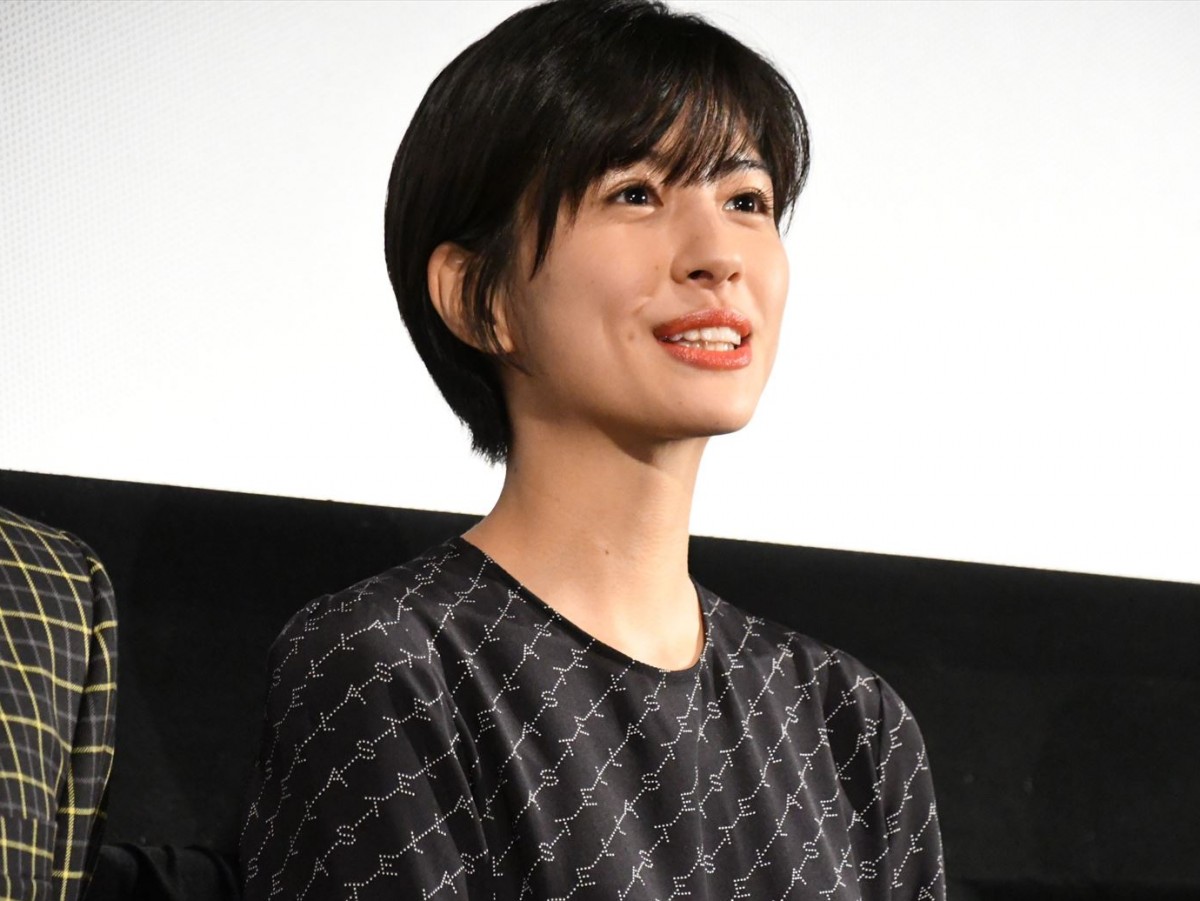 佐久間由衣、初主演映画の完成披露で目をうるませて感激！ 「撮影は終始大変でした」