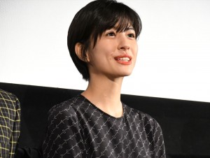 映画『“隠れビッチ”やってました。』完成披露舞台挨拶に登場した佐久間由衣