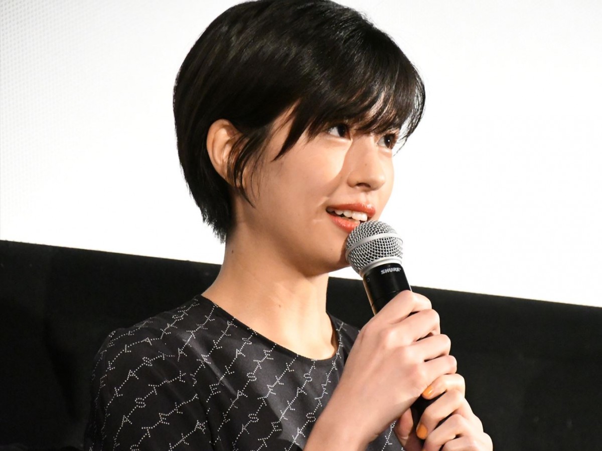 佐久間由衣、初主演映画の完成披露で目をうるませて感激！ 「撮影は終始大変でした」