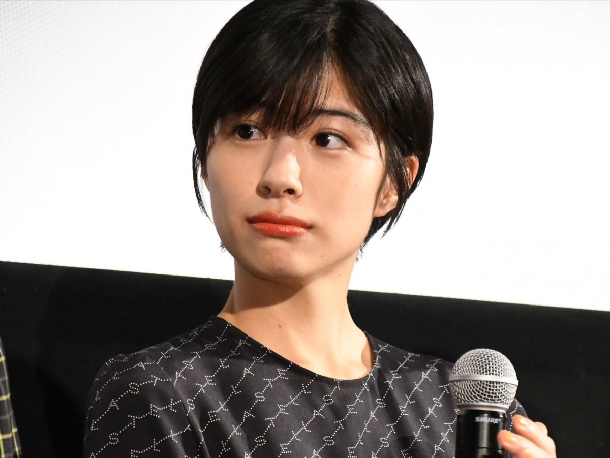 佐久間由衣、初主演映画の完成披露で目をうるませて感激！ 「撮影は終始大変でした」