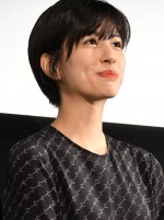 映画『“隠れビッチ”やってました。』完成披露舞台挨拶に登場した佐久間由衣