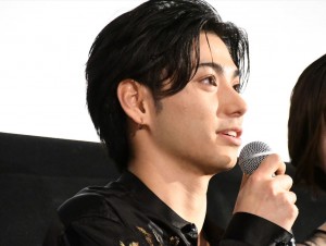 映画『“隠れビッチ”やってました。』完成披露舞台挨拶に登場した村上虹郎