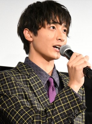 映画『“隠れビッチ”やってました。』完成披露舞台挨拶に登場した小関裕太