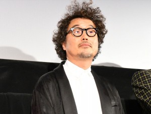 映画『“隠れビッチ”やってました。』完成披露舞台挨拶に登場した三木康一郎監督