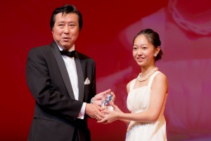 東京ジェムストーン賞を受賞した吉名莉瑠　第32回東京国際映画祭 クロージングセレモニーにて