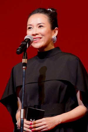 第32回東京国際映画祭 クロージングセレモニーに登場したチャン・ツィイー