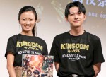 （左から）映画『キングダム』ブルーレイ＆DVDリリース記念 前夜祭に登場した小島瑠璃子、吉沢亮