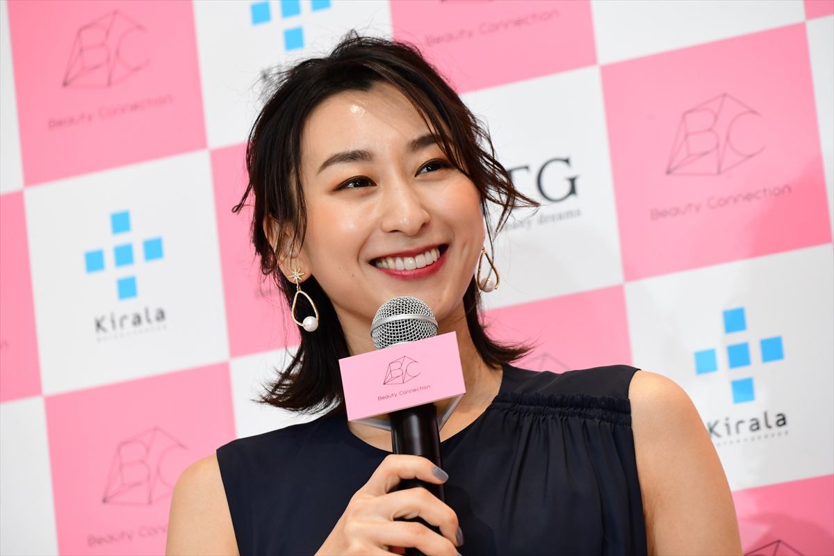浅田真央＆舞、普段とはひと味ちがう華やかな装いで銀座に登場！