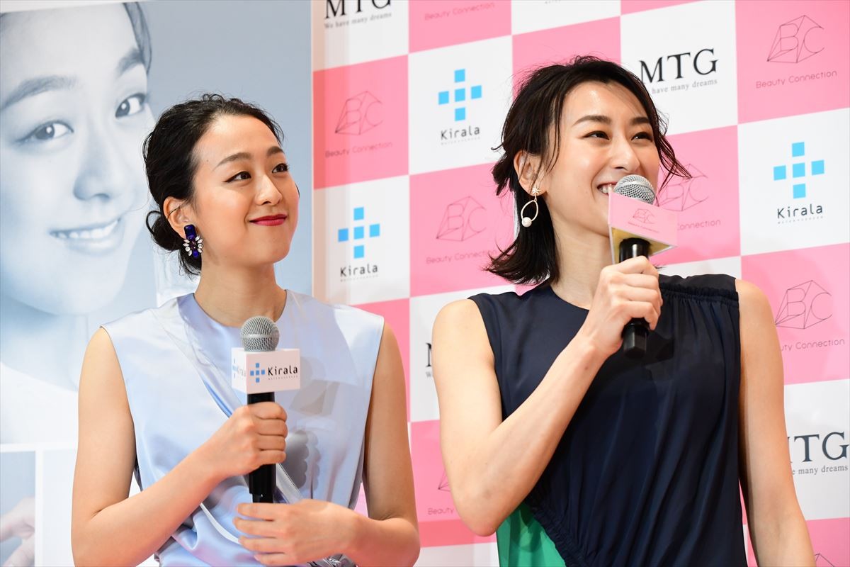 浅田真央＆舞、普段とはひと味ちがう華やかな装いで銀座に登場！