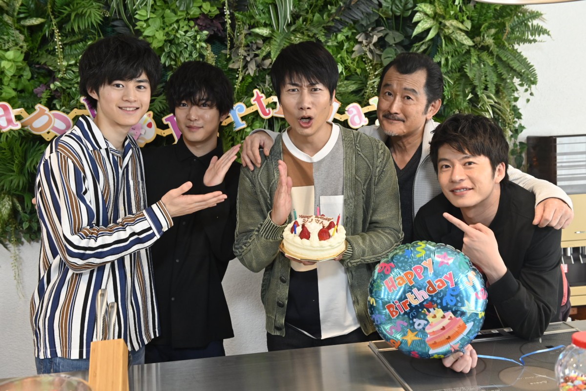 『おっさんずラブ‐in the sky‐』撮影現場で戸次重幸の“ダブル”バースデーを祝う(左から)鈴鹿央士、千葉雄大、戸次重幸、吉田鋼太郎、田中圭
