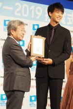 ベストスマイル・オブ・ザ・イヤー2019 授賞式に登場した竹内涼真