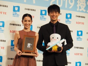 ベストスマイル・オブ・ザ・イヤー2019 授賞式に登場した中村アン、竹内涼真