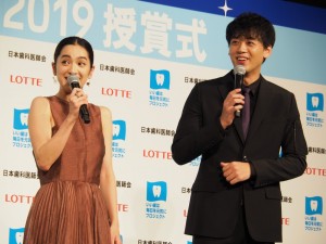 ベストスマイル・オブ・ザ・イヤー2019 授賞式に登場した中村アン、竹内涼真
