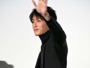 『羊とオオカミの恋と殺人』完成披露舞台挨拶に登場した杉野遥亮