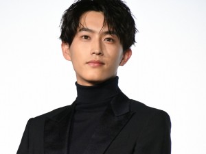 『羊とオオカミの恋と殺人』完成披露舞台挨拶に登場した杉野遥亮