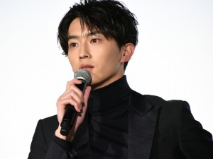 『羊とオオカミの恋と殺人』完成披露舞台挨拶に登場した杉野遥亮