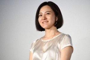 『羊とオオカミの恋と殺人』完成披露舞台挨拶に登場した朝倉加葉子監督