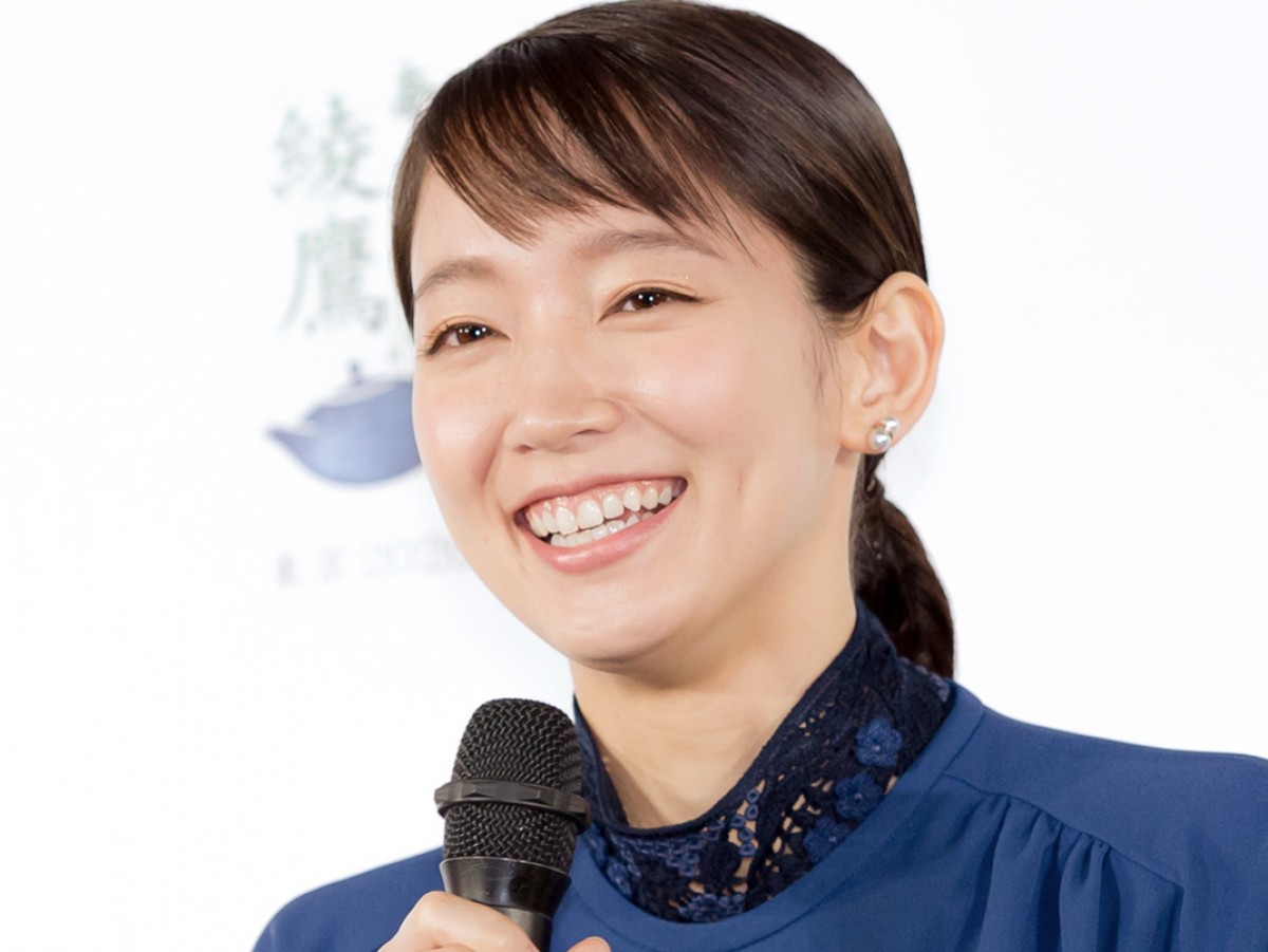 吉岡里帆、肩出しショット 「セクシー」「透明感すごい」と反響