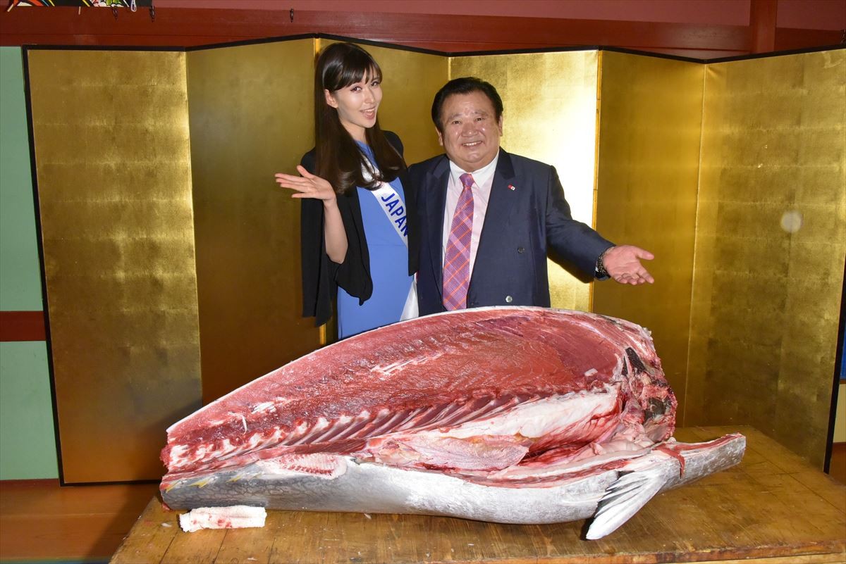 ミス・インターナショナル日本代表・岡田朋峰、世界の美女たちとすしざんまい訪問！